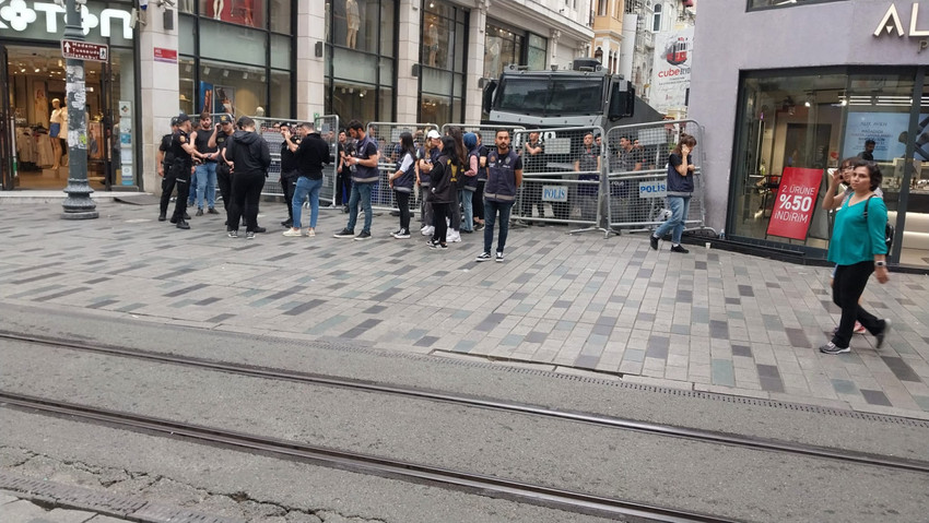 Onur Yürüyüşü'nde Taksim'de polis ablukası: Gözaltılar var - Resim : 1