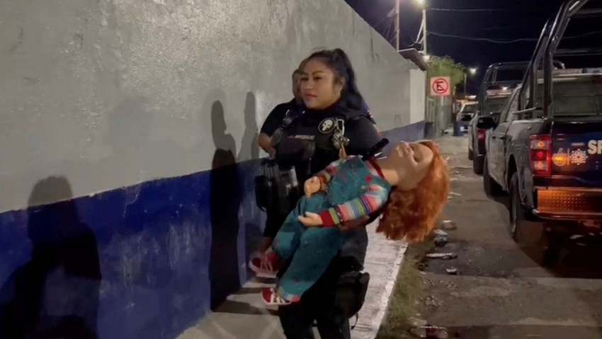 Polisten 'katil bebek' Chucky'e kelepçe ve gözaltı - Resim : 1