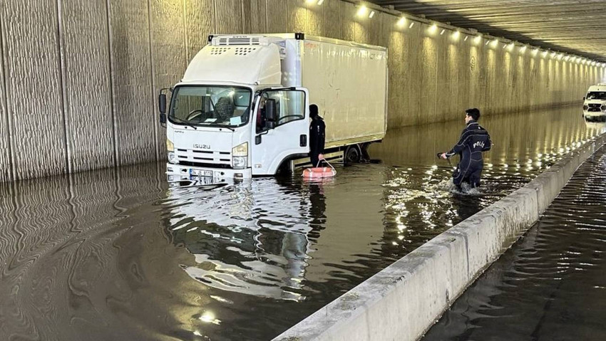 Antalya sel ve fırtınaya teslim: 3 aylık yağmur 12 saatte yağdı - Resim : 6