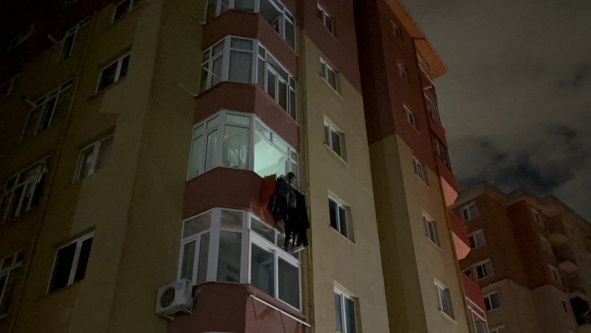 İstanbul'da 10 katlı binada yangın: 2 kişi dumandan etkilendi - Resim : 1