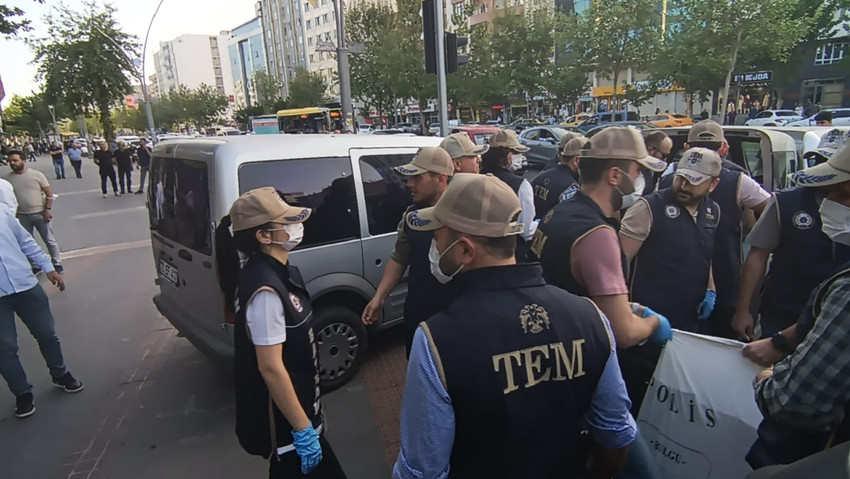 DEM Parti Batman il binasına baskın: 'Terörist kitapları okuyorlardı muhtemelen' - Resim : 2