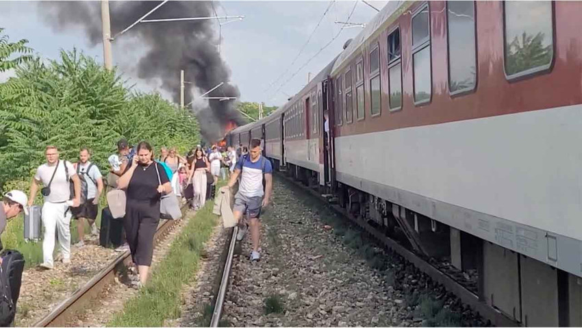 Slovakya'da yolcu treniyle otobüs çarpıştı: En az 6 ölü - Resim : 1