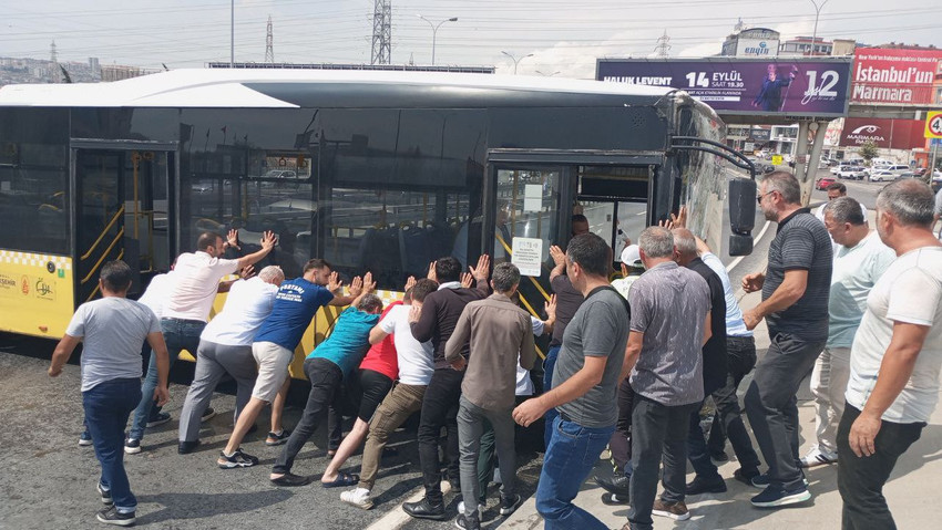 Avcılar'da İETT otobüsü kaza yaptı, D-100 kara yolu kapandı - Resim : 1