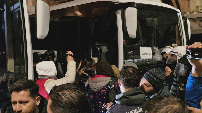 İstiklal Caddesi'nde yürümek isteyen kadınlara gözaltı - Resim : 7