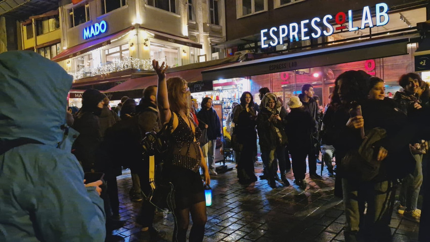 İstiklal Caddesi'nde yürümek isteyen kadınlara gözaltı - Resim : 11