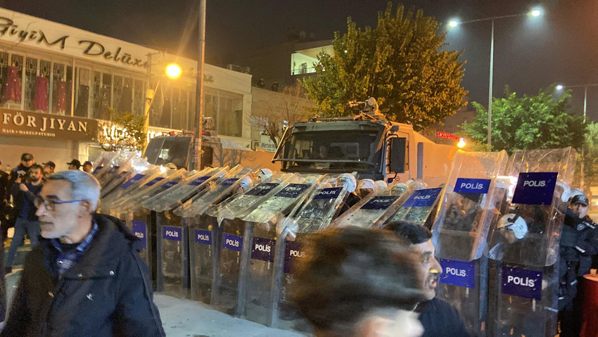 Akdeniz Belediyesi'ne kayyım atanmasına karşı başlayan protestolar yayılıyor - Resim : 1
