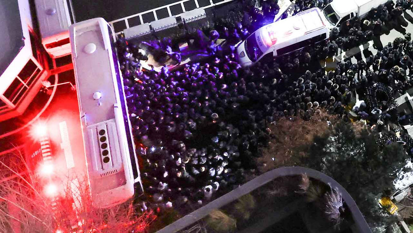 Güney Kore'de 'sıkıyönetim' soruşturması: Gözaltına alınan Yoon, ifade vermeyi reddetti - Resim : 1