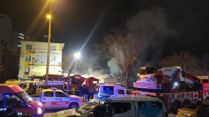 Konya'da çöken binada 2 kişinin cansız bedenine ulaşıldı, 3 kişi enkazdan sağ çıkarıldı - Resim : 5