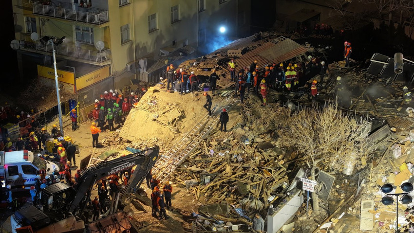 Konya'da çöken binada 2 kişinin cansız bedenine ulaşıldı, 3 kişi enkazdan sağ çıkarıldı - Resim : 1