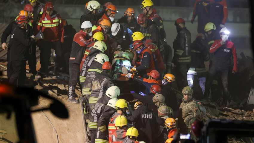 Konya'da çöken binada 2 kişinin cansız bedenine ulaşıldı, 3 kişi enkazdan sağ çıkarıldı - Resim : 2