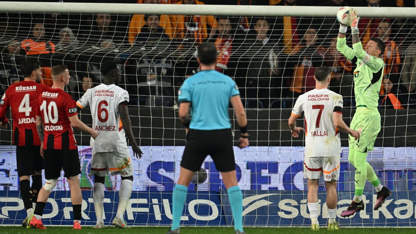 Galatasaray'da 4 futbolcu cezalı: 'Ismarlama kart' - Resim : 1