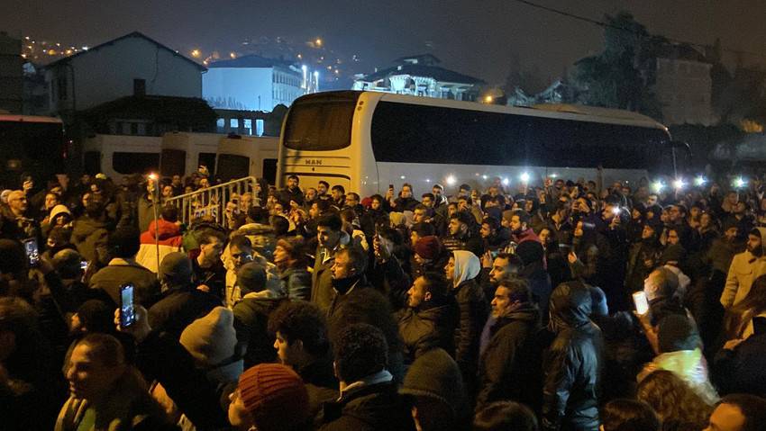 Hatay’da barikatların ardında deprem anması: 3 kişi gözaltına alındı - Resim : 2