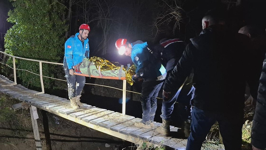 Sinop'ta 3 evin yıkıldığı heyelanda 4 kişi göçükten yaralı kurtarıldı - Resim : 1