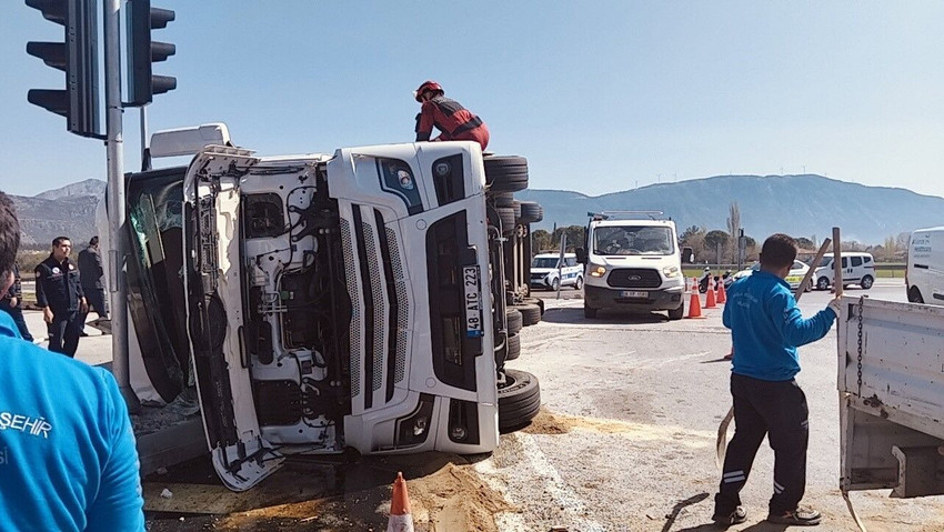 Muğla’da doğalgaz yüklü tır devrildi! - Resim : 1