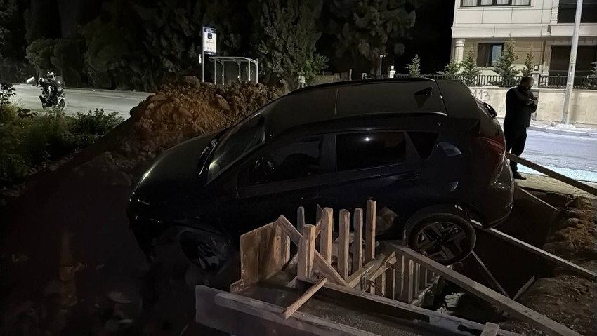 La voiture est restée coincée dans le rideau de béton pendant la construction ! - Image : 1