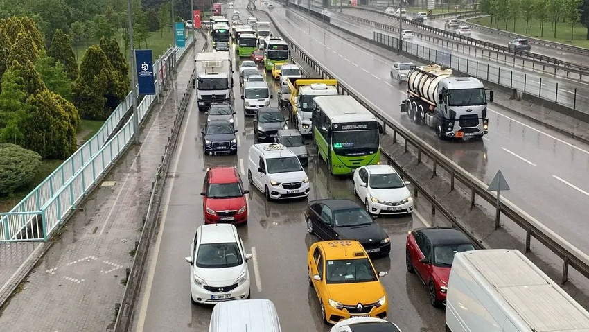 Kocaeli İzmit’te yağışlı hava kazaya yol açtı: 1 yaralı - Resim : 1