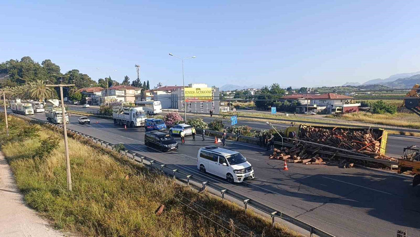 Manavgat’ta tomruk yüklü kamyon devrildi: Burnu bile kanamadan çıktı - Resim : 1