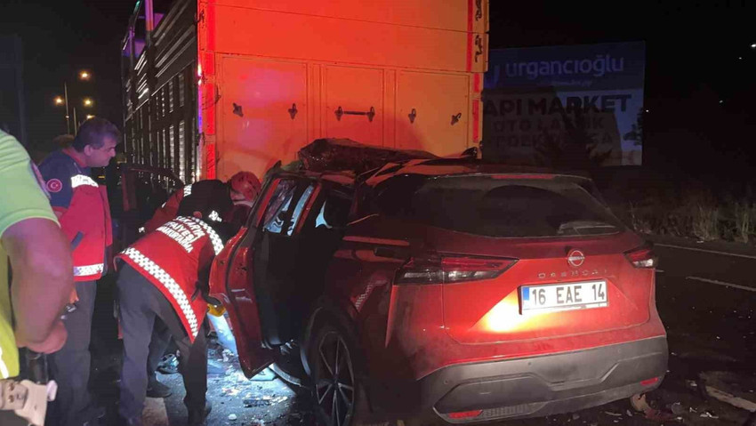 Jeep vast in vrachtwagen als pijl: 1 dode - Foto: 1
