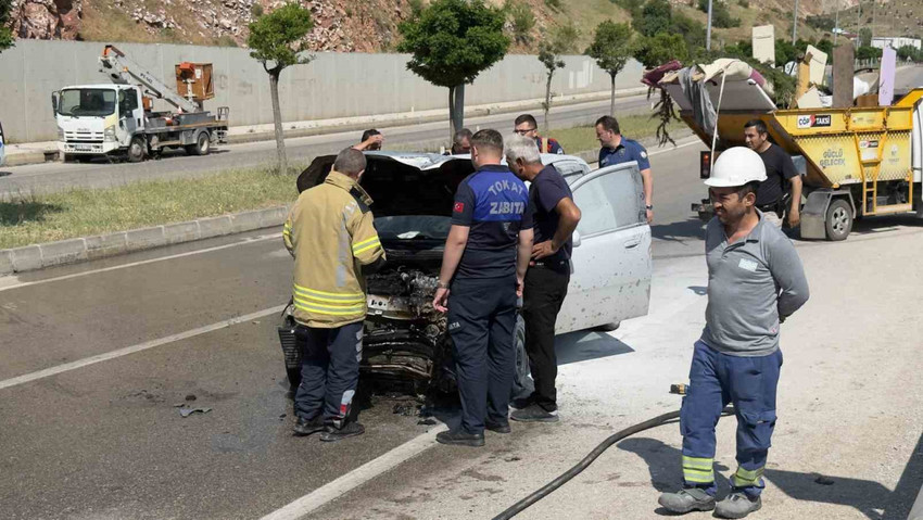 Tokat’ta feci kaza: Araç elektrik direğine çarptı, 3 kişi yaralandı - Resim : 1