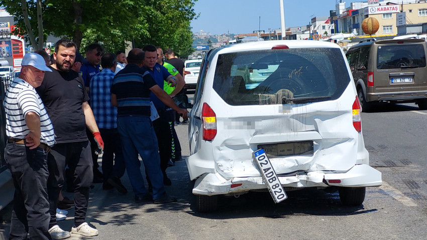 Samsun’da zincirleme kaza: 4 araç çarpıştı, 2 kadın yaralandı - Resim : 1