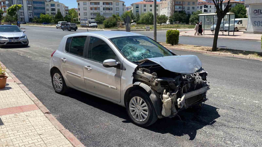 Straszny wypadek w Elazığ: Samochód uderzył w kawiarnię, 1 osoba ranna - Zdjęcie: 1
