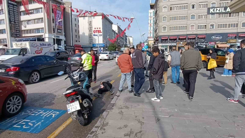 Taksiye çarptı, yere düştü, telefonu bırakmadı - Resim : 1
