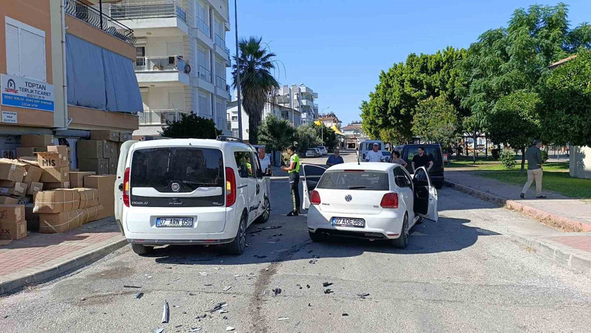 Kavşakta çarpıştılar: 1 yolcu yaralandı - Resim : 1