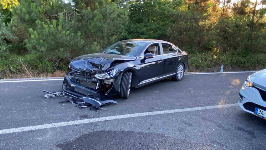 Deux voitures sont entrées en collision, l'une a été projetée contre un poteau électrique : 1 blessé - Photo : 1