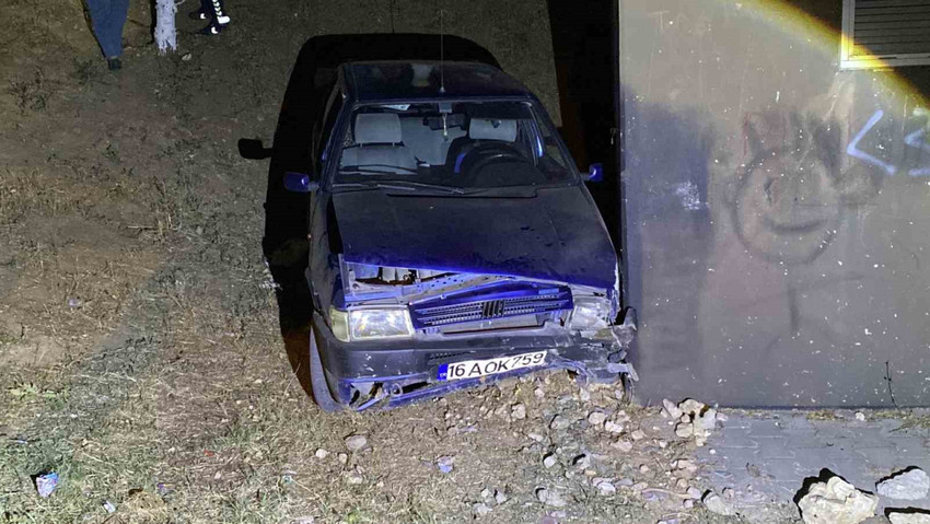 5 metreden şarampole uçan otomobil trafoya çarptı - Resim : 1