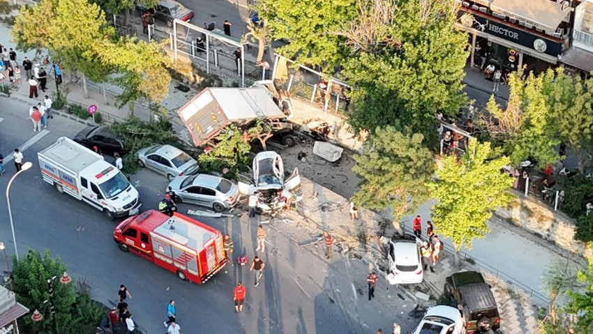 Göreme’de freni patlayan kamyon dehşet saçtı: 10 araç hasar gördü, 6 yaralı - Resim : 1
