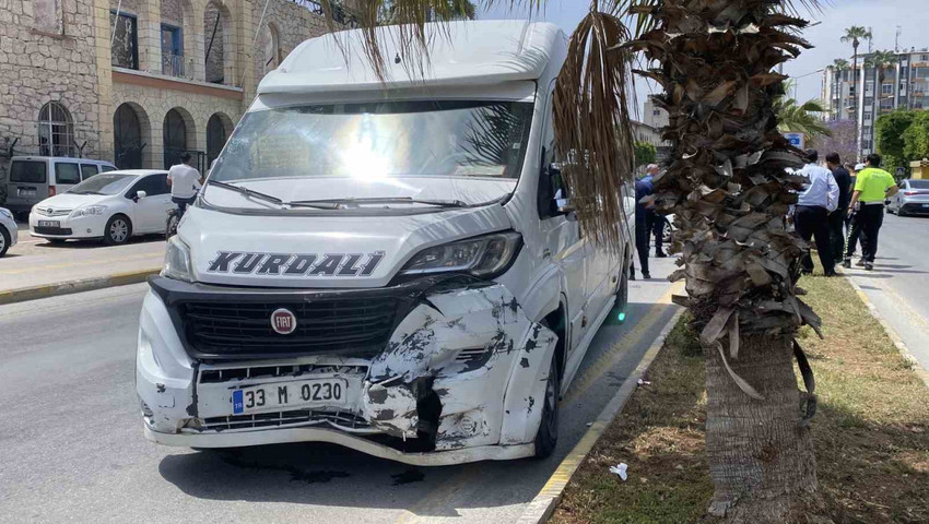 Mersin’de kavşakta feci kaza: Otomobil yolcu minibüsüyle çarpıştı, 3 yaralı - Resim : 1