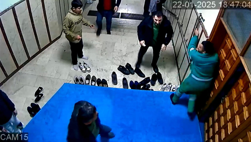 Dünya şampiyonu kick boksçu kendisini uyaran cami görevlisini dövdü - Resim : 1