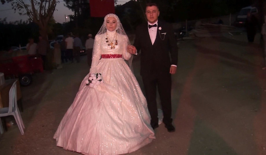 Düğün gecesi kazada ölen çift toprağa verildi - Resim : 1