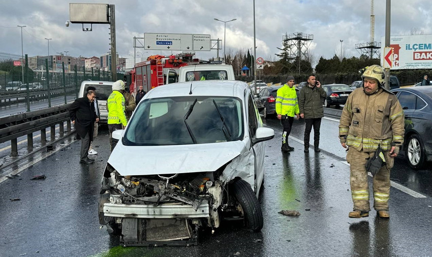 Küçükçekmece'de İETT otobüsü kazaya karıştı: 2 yaralı - Resim : 1
