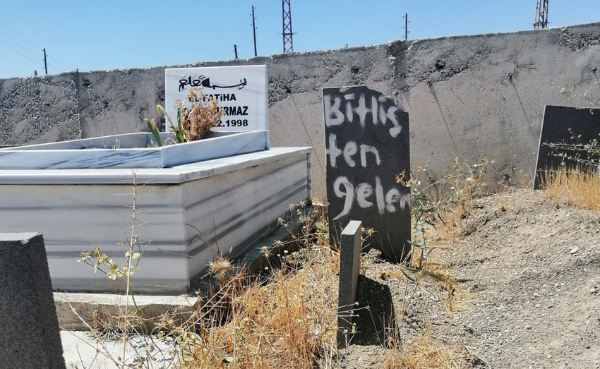 Kimsesizler mezarlığında kimliksiz mezar taşları: Batsın bu dünya - Resim : 4