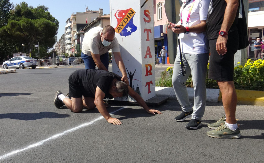 Emekleyerek bitirdiği koşudan sonra hastaneye kaldırıldı - Resim : 1