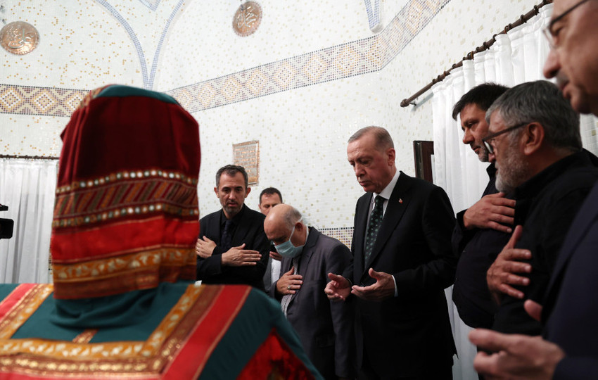 Erdoğan, Hüseyin Gazi Cemevi'nde muharrem iftarına katıldı - Resim : 1