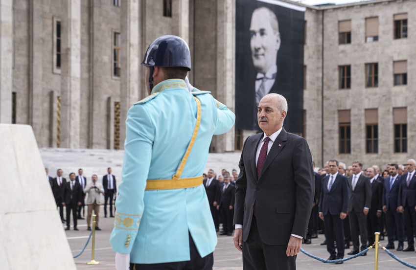 Yeni yasama yılı: DEM Parti ayağa kalkmadı, CHP alkışlamadı - Resim : 1