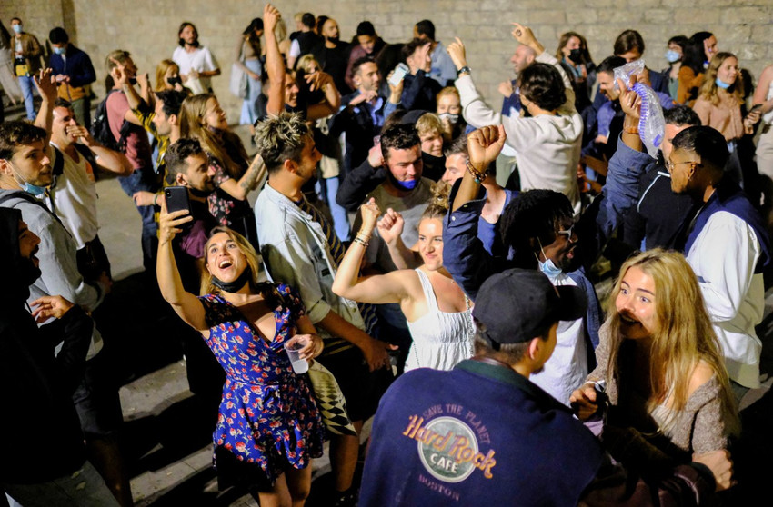 İspanya'da normalleşme sevinci: 'Özgürlük' partileri düzenlendi - Resim : 1