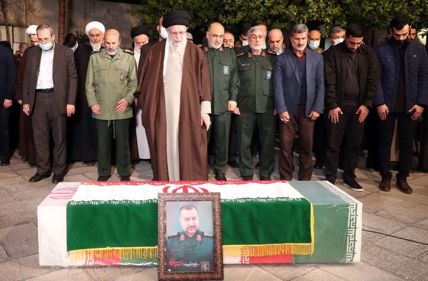Devrim Muhafızları komutanının cenaze namazını Hamaney kıldırdı - Resim : 1
