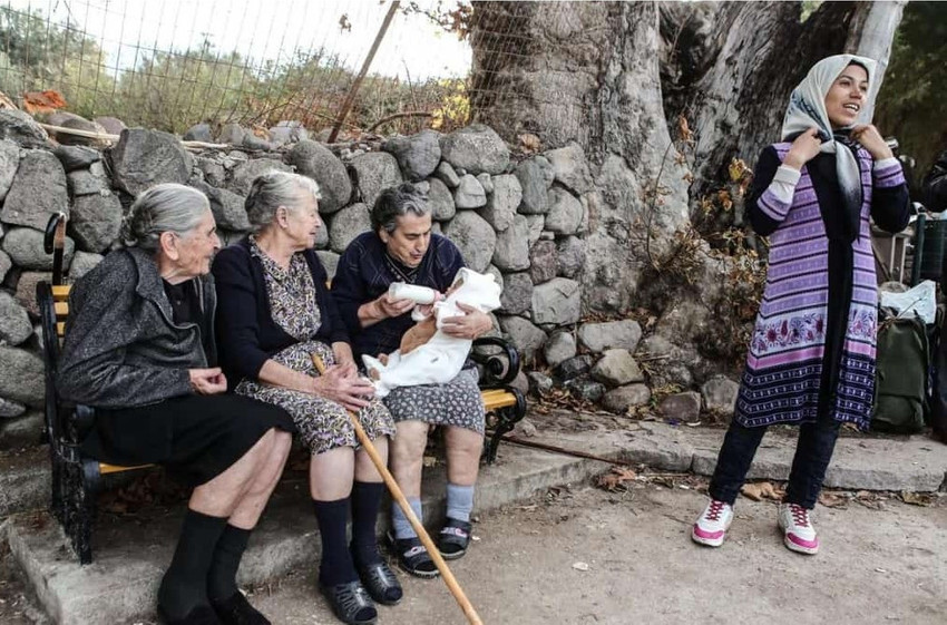 Midilli’nin mülteci gündemi: Balkona bayrak asmak eskiden ayıplanıyordu - Resim : 1