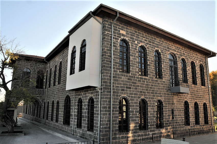 Ne Diyarbakır anladı beni ne de sen, ne çok sevdim ikinizi de bilsen - Resim : 15