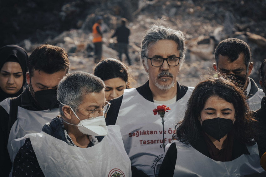 TTB, Galeria Sitesi önüne karanfil bıraktı: Sözümüz söz, bu düzeni değiştireceğiz - Resim : 2