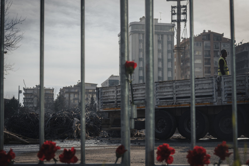 TTB, Galeria Sitesi önüne karanfil bıraktı: Sözümüz söz, bu düzeni değiştireceğiz - Resim : 3