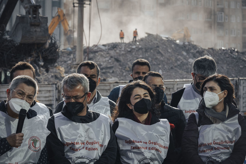 TTB, Galeria Sitesi önüne karanfil bıraktı: Sözümüz söz, bu düzeni değiştireceğiz - Resim : 4