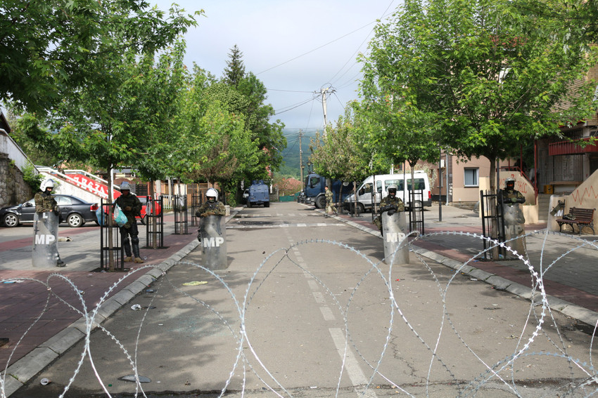NATO, Kosova'nın kuzeyindeki Zveçan'da birliklerini arttırdı - Resim : 2
