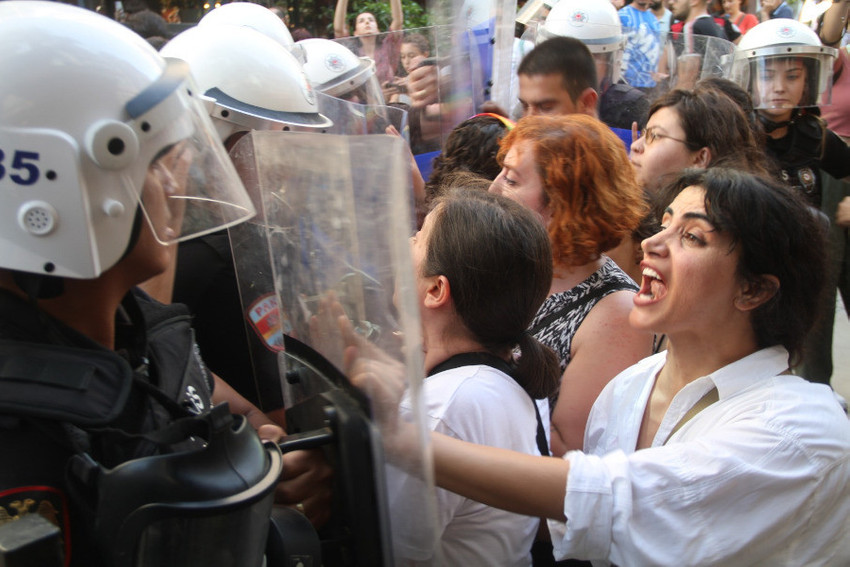 İzmir'de Onur Yürüyüşü: Tüm sokaklar ablukada, çok sayıda gözaltı - Resim : 2