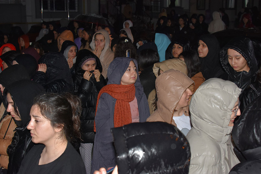 Yine KYK yurdu, yine asansör vakası: Öğrenciler 45 dakika mahsur kaldı - Resim : 1