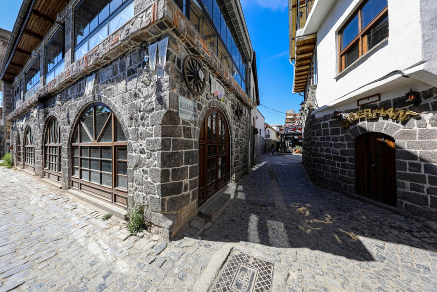 Ne Diyarbakır anladı beni ne de sen, ne çok sevdim ikinizi de bilsen - Resim : 4