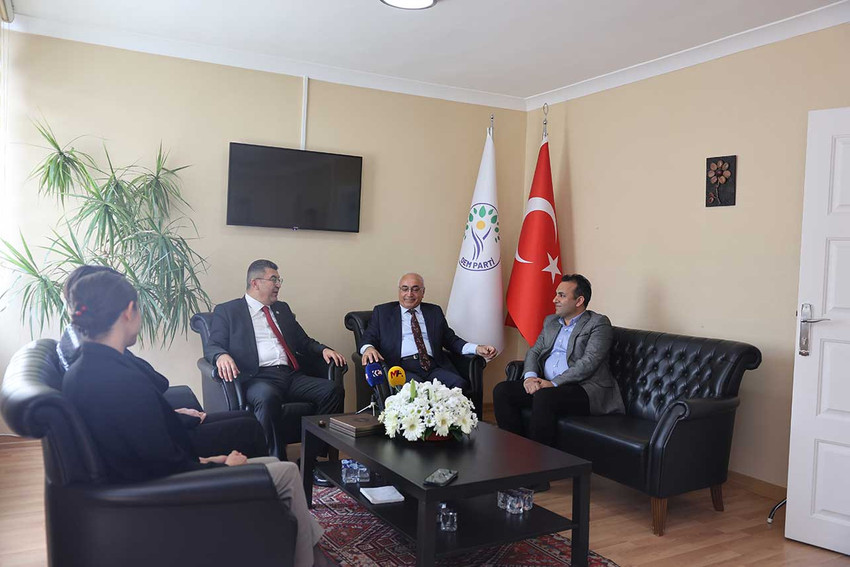 DEM Parti'ye CHP ve Gelecek Partisi'nden bayram ziyareti: Baharın kalıcılaşması için Kürt sorunu çözülmeli - Resim : 1